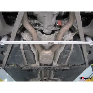 Ultra Racing 2-Point Rear Lower Bar BMW 640 E63/E64 4.0 03-10