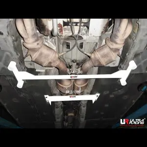 Ultra Racing 2 Points Mid Lower Bar Maserati Quattro Porte 4.2 04+ - 