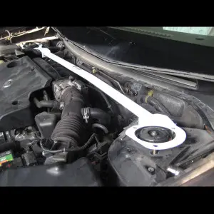 Ultra Racing 2 Points Front Upper Strutbar Nissan Murano 2WD 02-06 - 